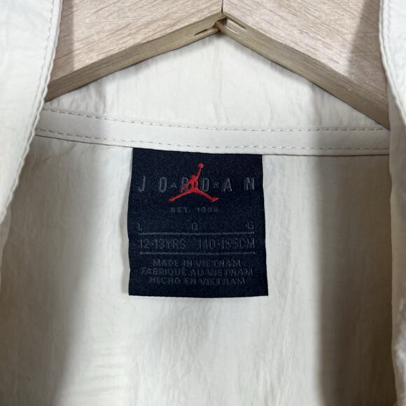 Air Jordan Girls beige lightweight jacket NEW size Large 12- 13 years - Picture 3 of 6